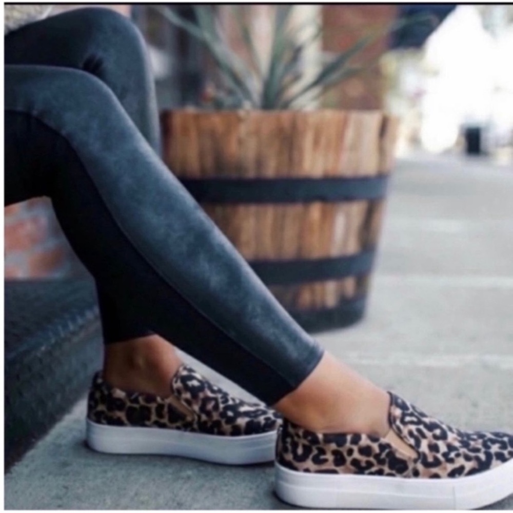 Steve Madden Animal Print Slip On Shoes Size 9